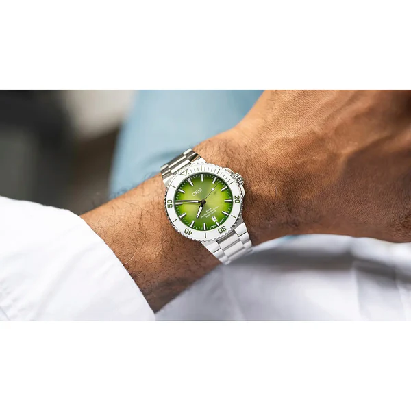Oris Aquis Date · Taste of Summer · Vert Pastèque · 41.5mm · Bracelet Perlon — vue 3
