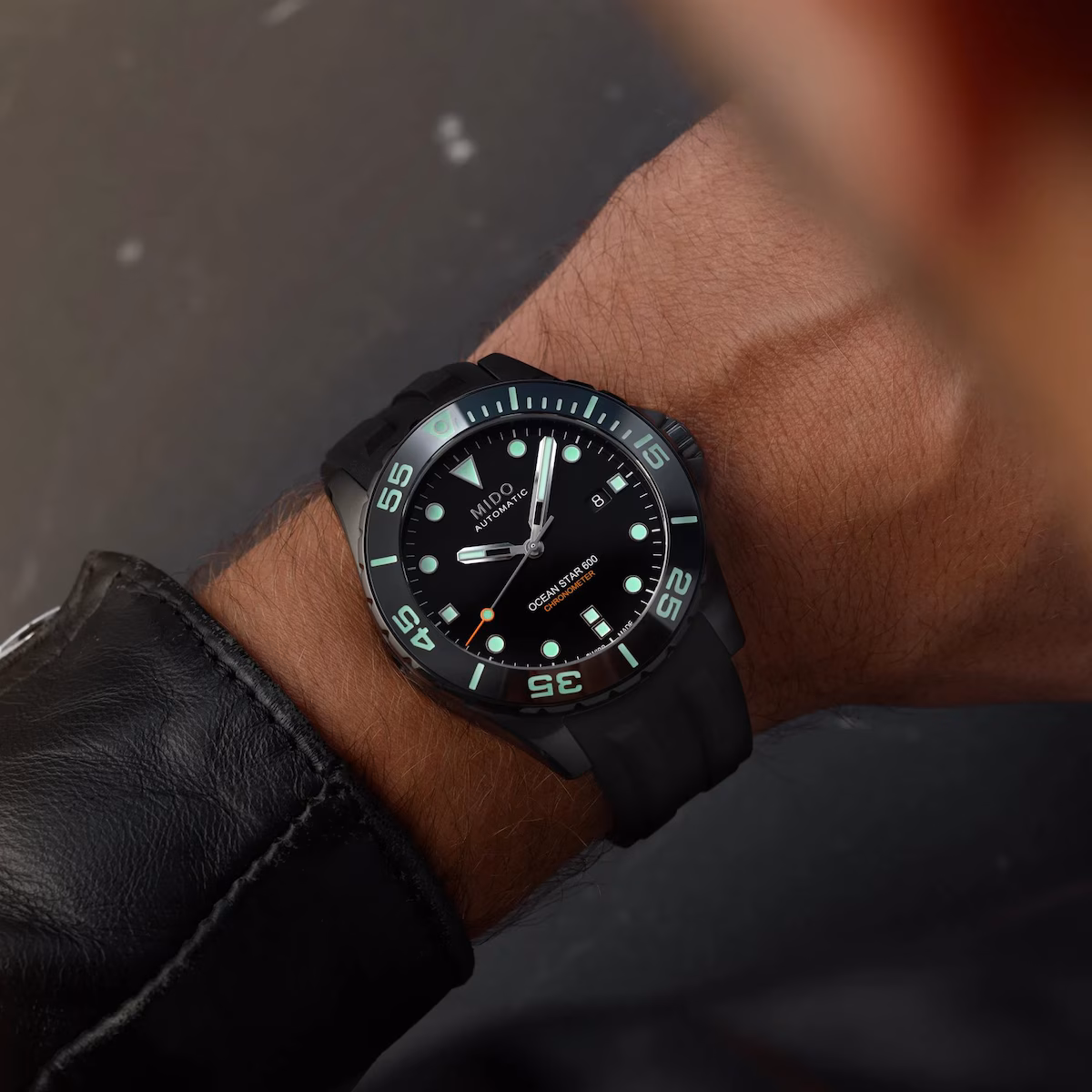 Mido Ocean Star 600 Chronometer · DLC Bicolore · Cadran Noir — vue 3