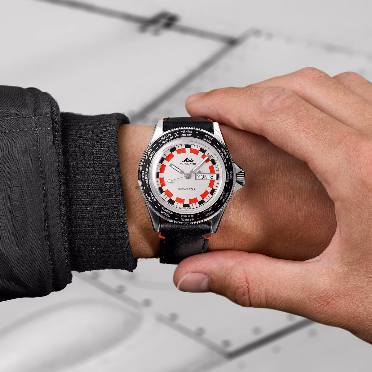 Mido Ocean Star Worldtimer · Cadran Argenté Damier Noir/Rouge · Cuir Bund · 40.5mm — vue 5