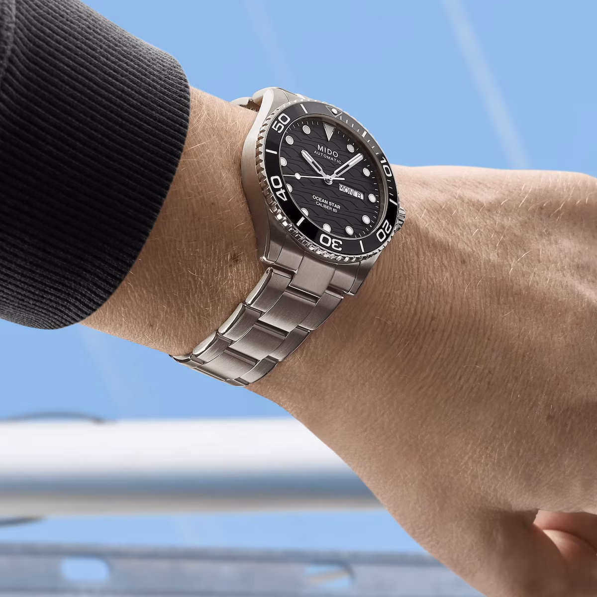 Mido Ocean Star 200C · Titane · Cadran Noir · Lunette Céramique Noire · Bracelet Titane · 42.5mm — vue 3