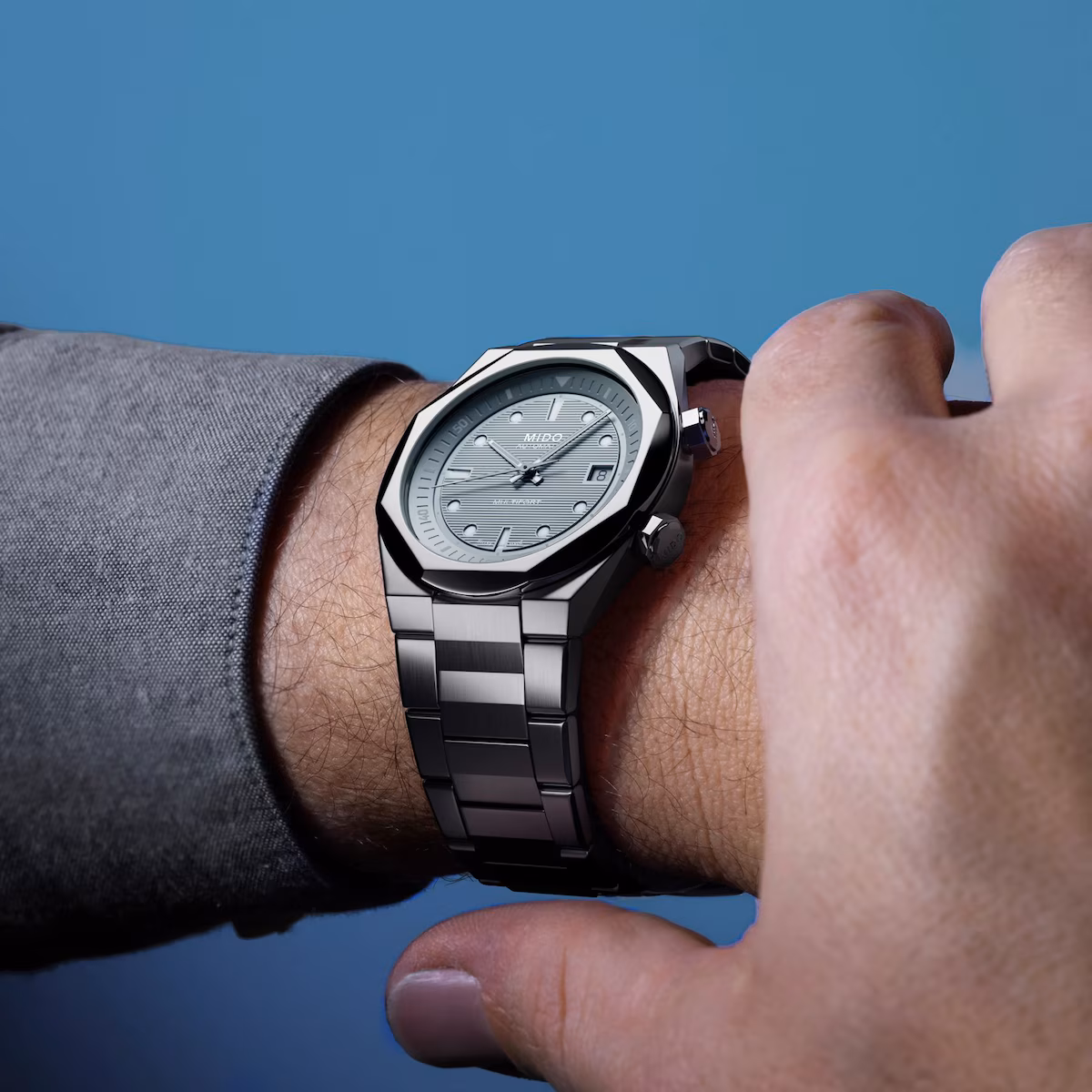 Mido Multifort 8 Two Crowns · Cadran Gris · Bracelet Acier · 38.4mm — vue 3
