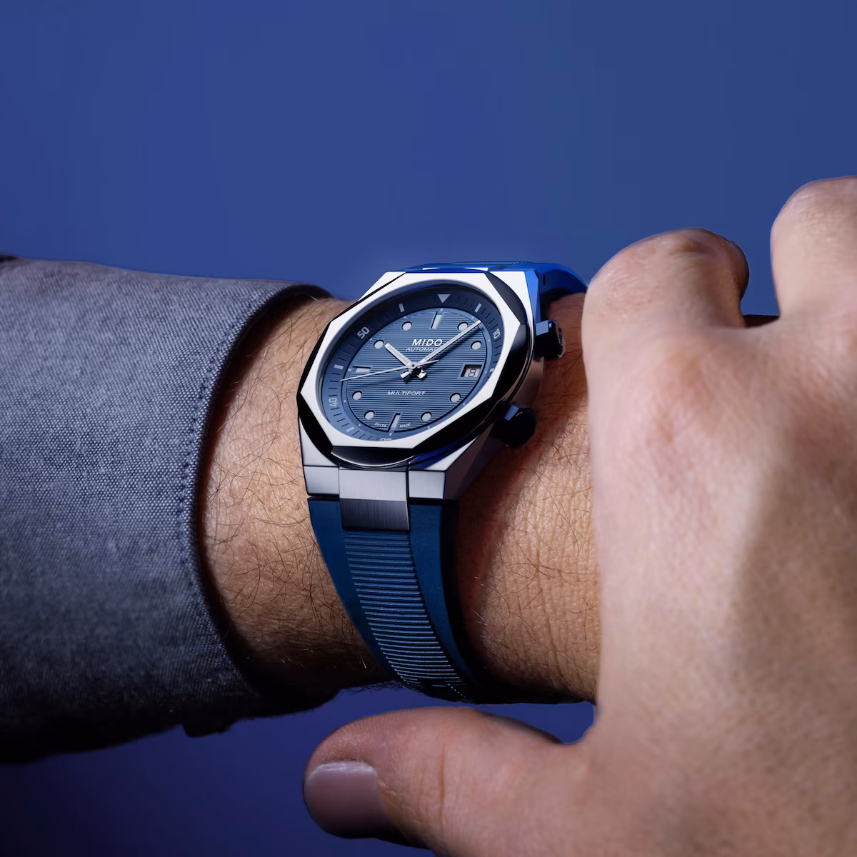 Mido Multifort 8 Two Crowns · Cadran Bleu · Bracelet Caoutchouc Bleu · 38.4mm — vue 3
