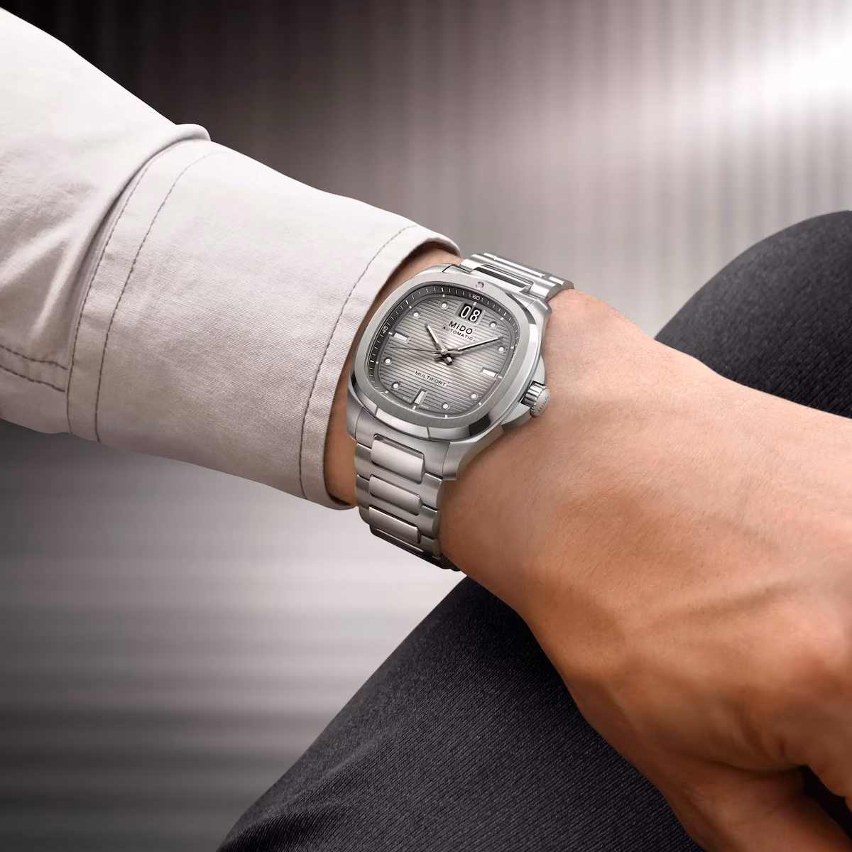 Mido Multifort TV Big Date · Titane · Cadran Gris · Bracelet Titane · 39.2x40mm — vue 3